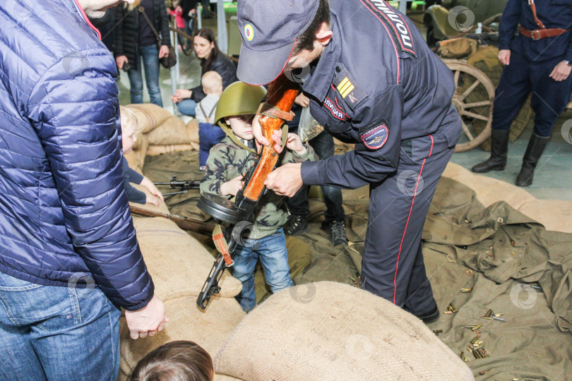 Скачать Полицейский и ребенок с пистолетом. фотосток Ozero