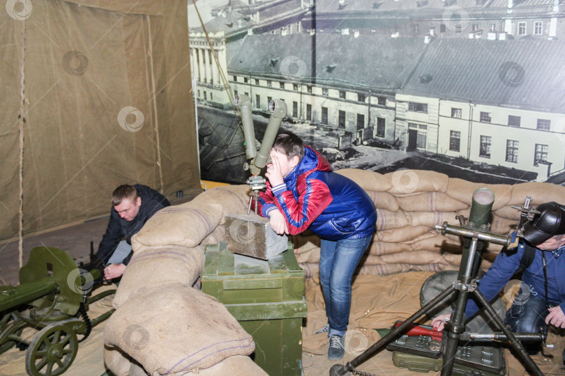 Скачать Подросток у устройства наблюдения. фотосток Ozero