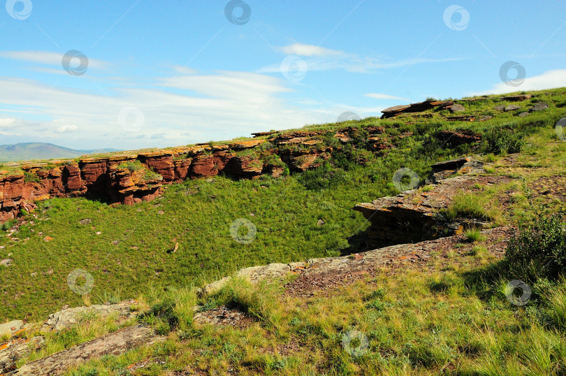 Скачать Остатки древнего каменного сооружения на вершине высокого холма теплым летним утром. фотосток Ozero