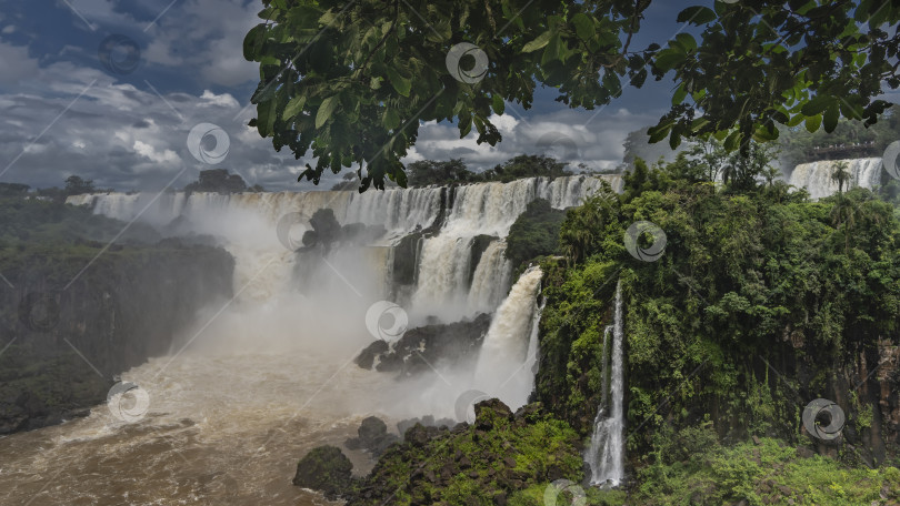 Скачать Красивый водопад в тропиках. фотосток Ozero