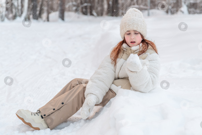 Скачать Милая маленькая девочка зимой гуляет по зимнему заснеженному лесу. Зимние развлечения, времяпрепровождение, Прогулка фотосток Ozero