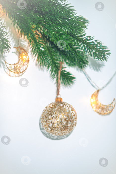 Скачать Золотой рождественский шар на елке, креативное фото, новый год, Рождество фотосток Ozero