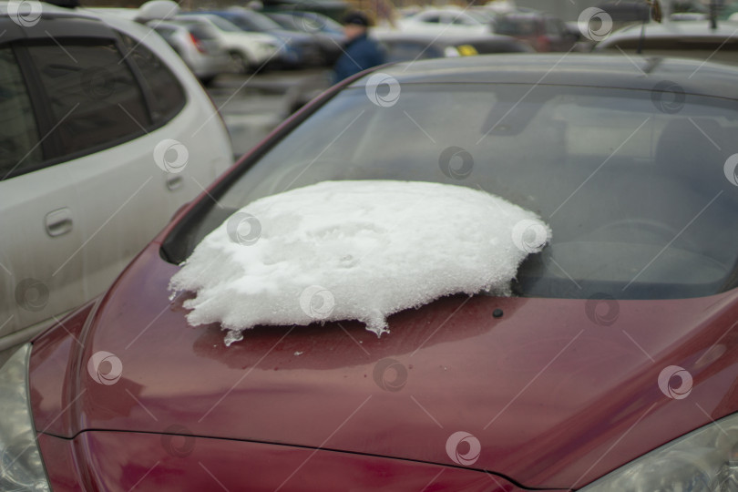 Скачать Снег на машине. Машина на стоянке. Снег на транспорте. фотосток Ozero
