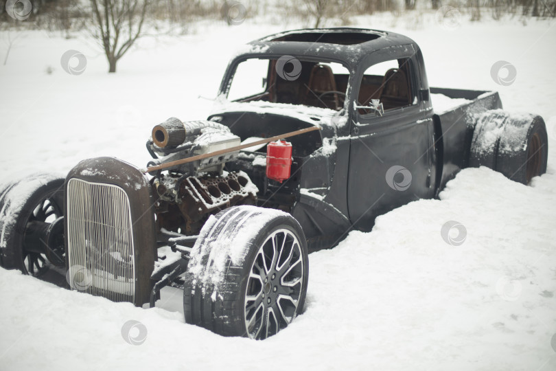 Скачать Американский автомобиль в снегу. Ретро-автомобиль зимой. Старый транспорт в американском стиле. фотосток Ozero