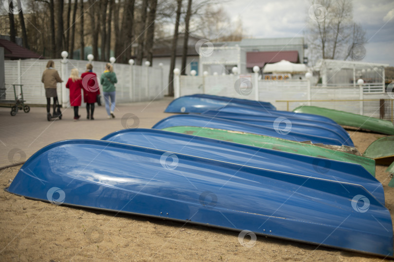 Скачать Голубые лодки лежат на песке. Лодочная станция на пляже. фотосток Ozero