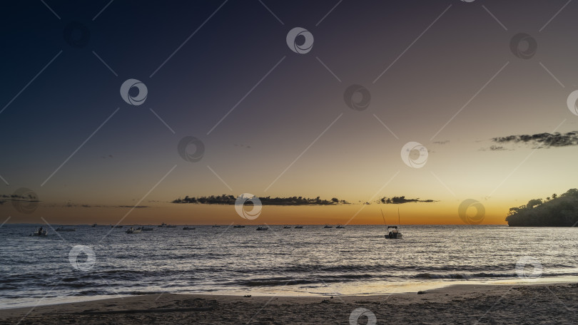 Скачать Сумерки после захода солнца на тропическом острове. фотосток Ozero