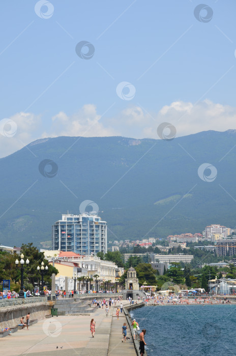 Скачать Ялта, Крым, Россия - 06.19.2016: Набережная Ялты, Черное море, Крым, много отдыхающих в летний день фотосток Ozero