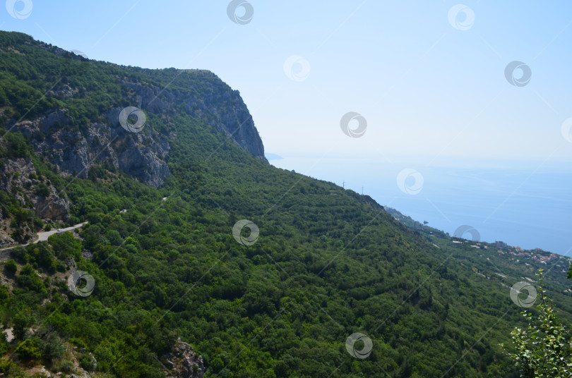 Скачать Вид на побережье Крыма и Черное море в районе Ялты фотосток Ozero