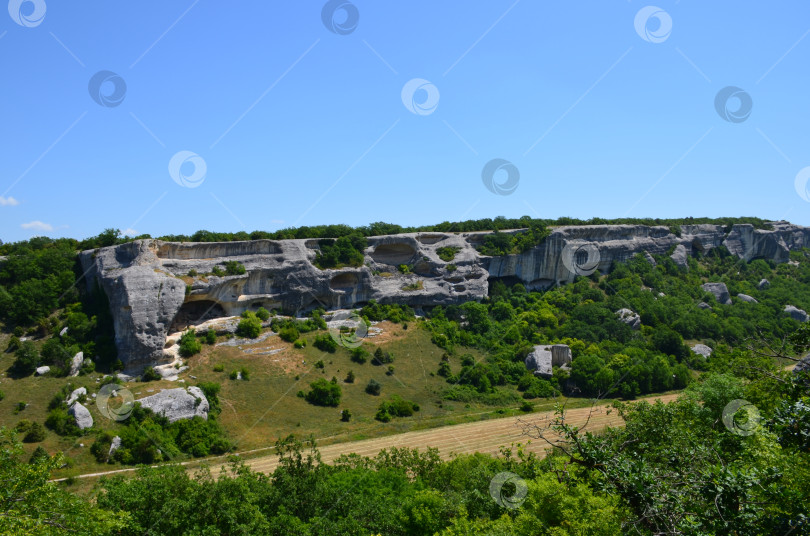 Скачать Эски-Кермен – средневековый пещерный город-крепость в юго-западной части полуострова Крым, входит в Бахчисарайский историко-культурный заповедник фотосток Ozero