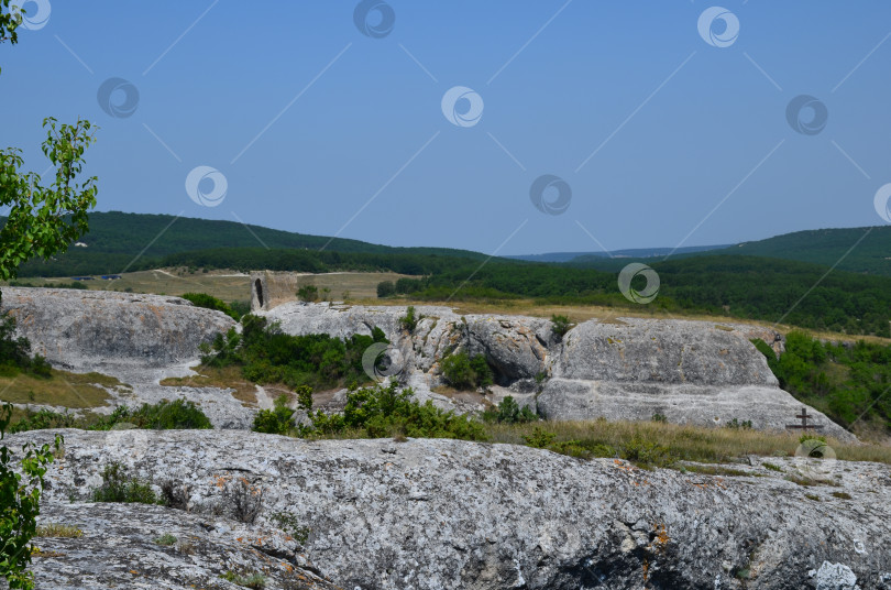 Скачать Эски-Кермен – средневековый пещерный город-крепость в юго-западной части полуострова Крым, входит в Бахчисарайский историко-культурный заповедник фотосток Ozero