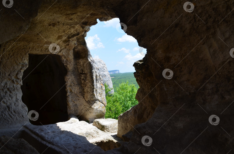 Скачать Эски-Кермен – средневековый пещерный город-крепость в юго-западной части полуострова Крым, входит в Бахчисарайский историко-культурный заповедник фотосток Ozero