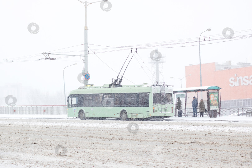 Скачать Беларусь, Минск - 29 ноября 2023 года: Автобус во время снегопада фотосток Ozero