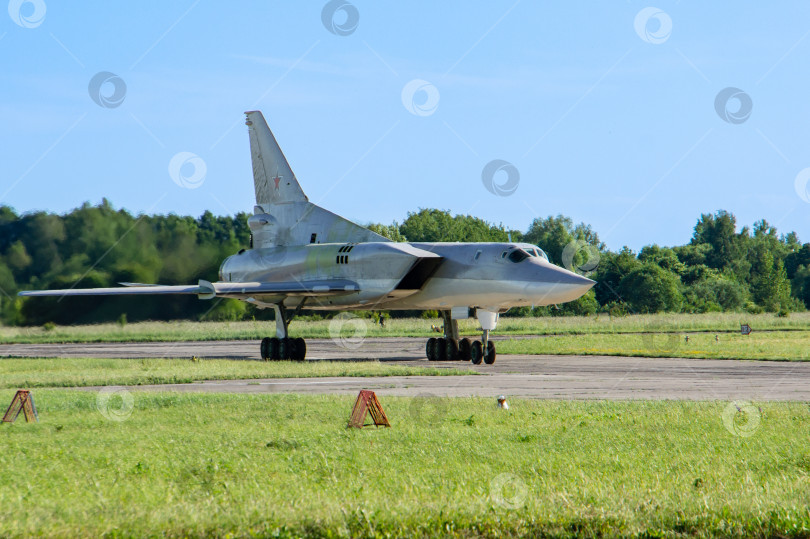 Скачать Подготовка к 100-летию Военно-воздушных сил России. Бомбардировщик Ту-22М3 (НАТО - Backfire) заруливает на стоянку вдоль рулежной дорожки после фотосток Ozero