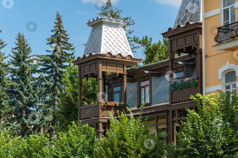 Скачать Фрагмент фасада старого здания на Курортном бульваре. Курортный бульвар - центральная пешеходная улица города-курорта Кисловодск. Это город-курорт в регионе Кавказских Минеральных вод, Ставропольский край фотосток Ozero