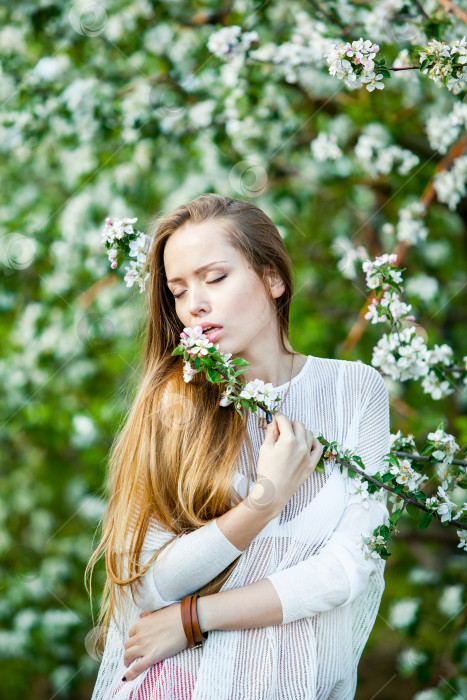Скачать открытый портрет женщины среди цветущих яблонь весна фотосток Ozero