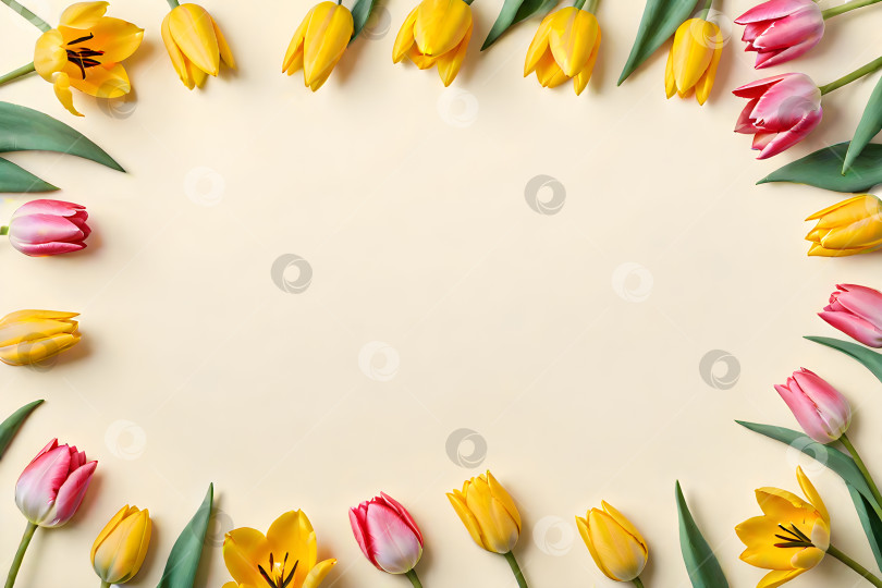 Скачать пастельно-розовые и желтые тюльпаны на минималистичном желтом фоне, плоский вид сверху с пространством для текста фотосток Ozero