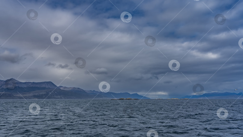 Скачать Спокойный морской пейзаж. Рябь на поверхности голубого океана. фотосток Ozero