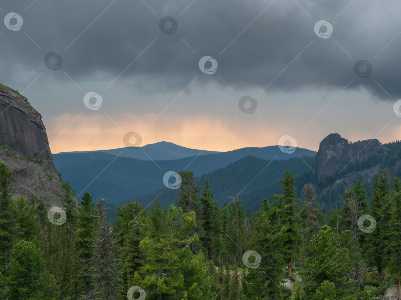 Скачать Быстрая смена погоды, грозовой фронт над лесистыми горами фотосток Ozero