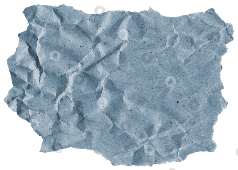 Скачать Серо-голубой лист оберточной бумаги, выделенный на фоне. Абстрактная текстура мятой бумаги с пространством для текста. фотосток Ozero