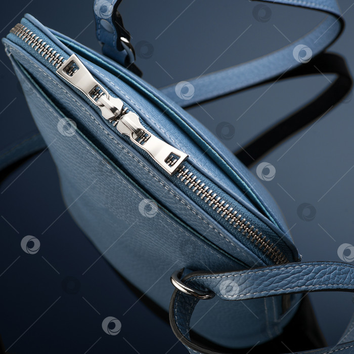 Скачать Снимок роскошной синей кожаной сумки крупным планом фотосток Ozero