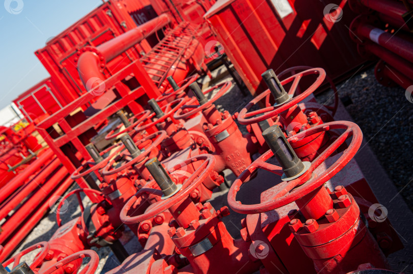 Скачать Крупный план красной промышленной нефтепроводной арматуры фотосток Ozero
