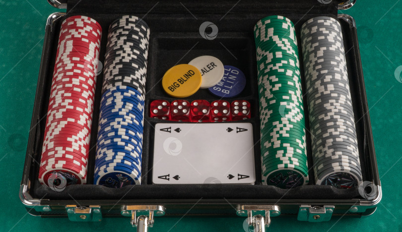 Скачать Крупный план открытого футляра для покера на зеленой доске. фотосток Ozero
