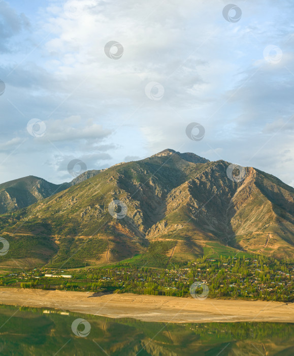 Скачать Вертикальный снимок гор на фоне облачного неба. Центральная Азия фотосток Ozero