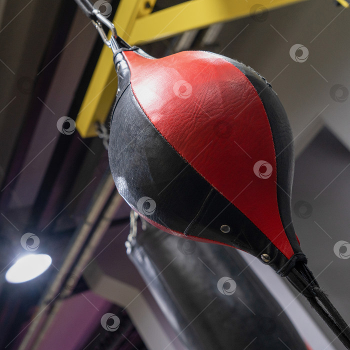 Скачать Вертикальный снимок боксерской груши крупным планом в спортивном комплексе фотосток Ozero