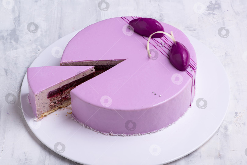 Скачать Снимок фиолетового торта на белой тарелке с видом сверху фотосток Ozero