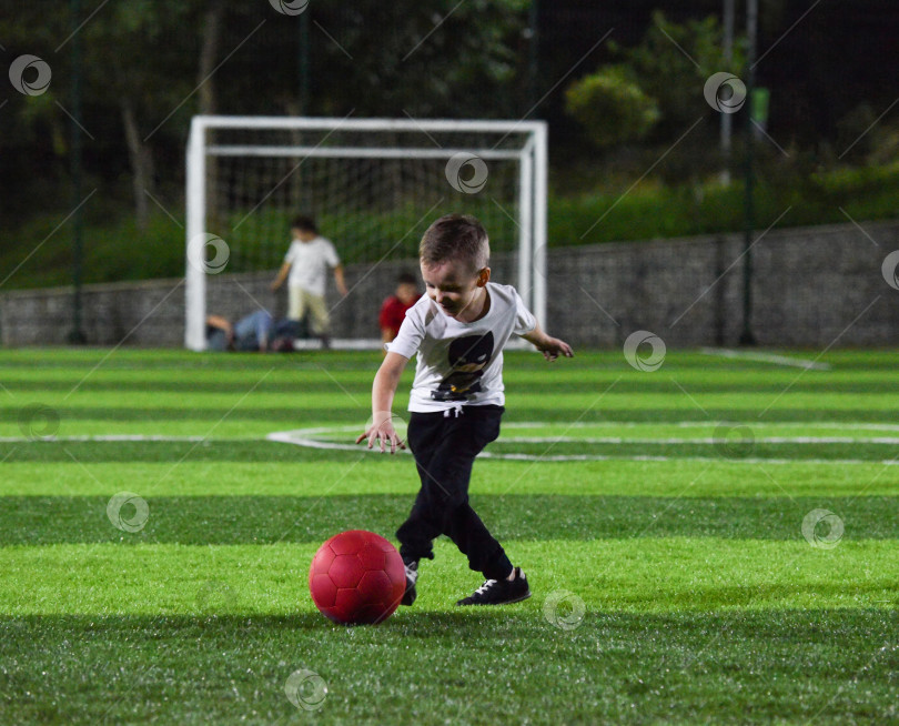 Скачать маленький мальчик играет в мяч фотосток Ozero