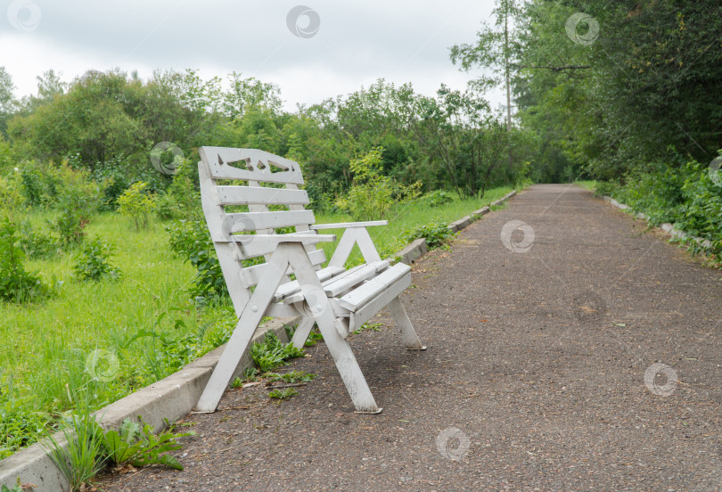 Скачать деревянная скамейка в парке фотосток Ozero