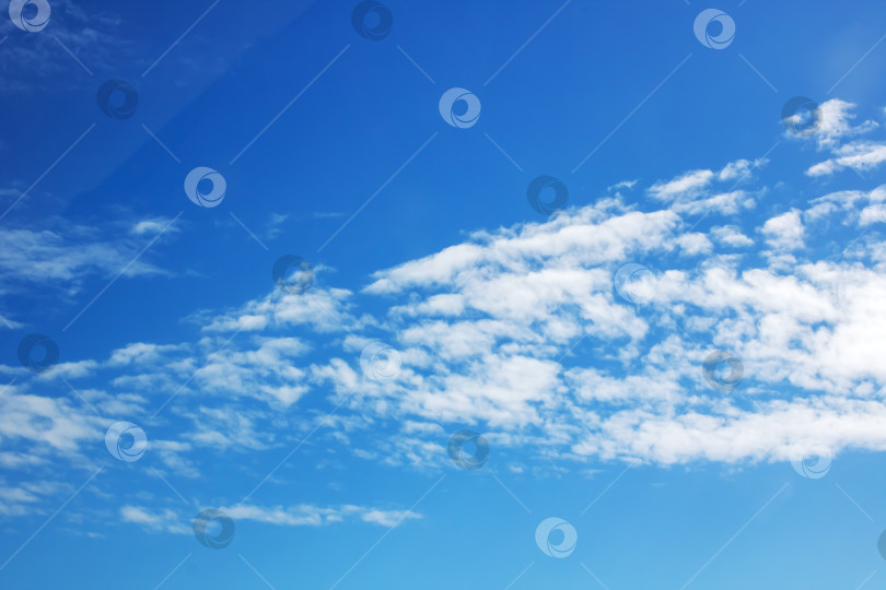 Скачать Сплошной цвет ярко-голубого неба, фон или текстура фотосток Ozero