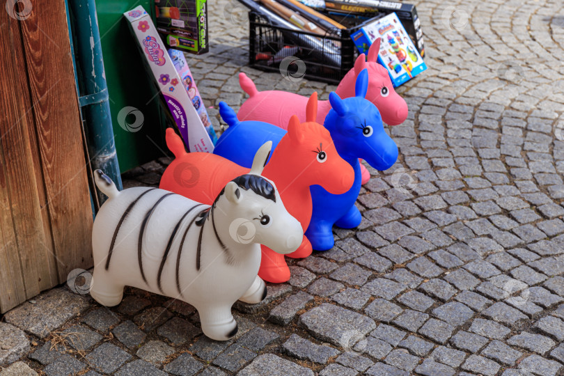 Скачать Надувная игрушка-пони на прилавке рынка фотосток Ozero