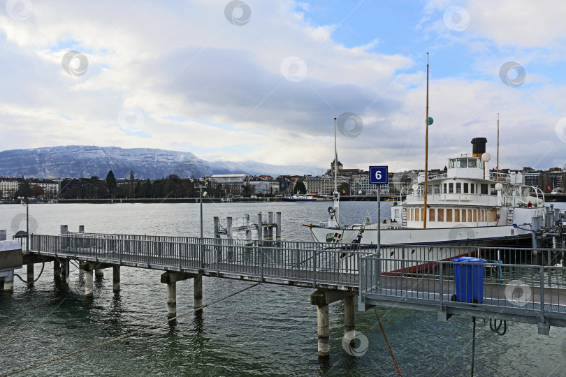 Скачать Причал с кораблем на Женевском озере, Швейцария фотосток Ozero