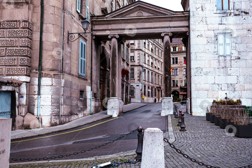 Скачать Арка в Старом городе Женевы, Швейцария фотосток Ozero