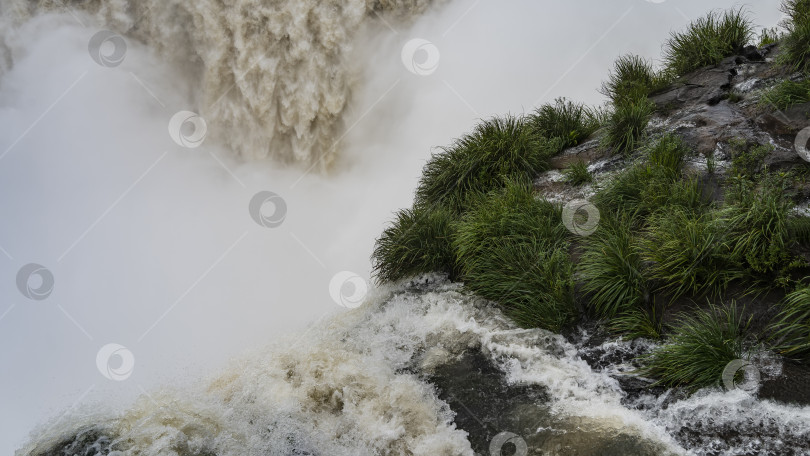 Скачать Водопад крупным планом. Бурные потоки пенящейся воды фотосток Ozero