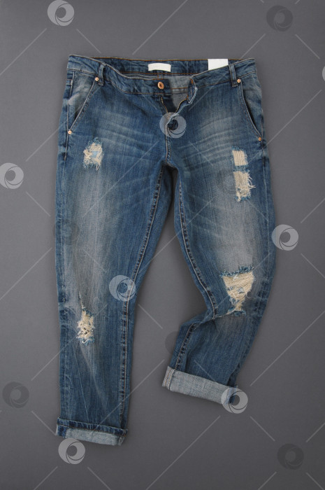 Скачать джинсы на сером фоне фотосток Ozero