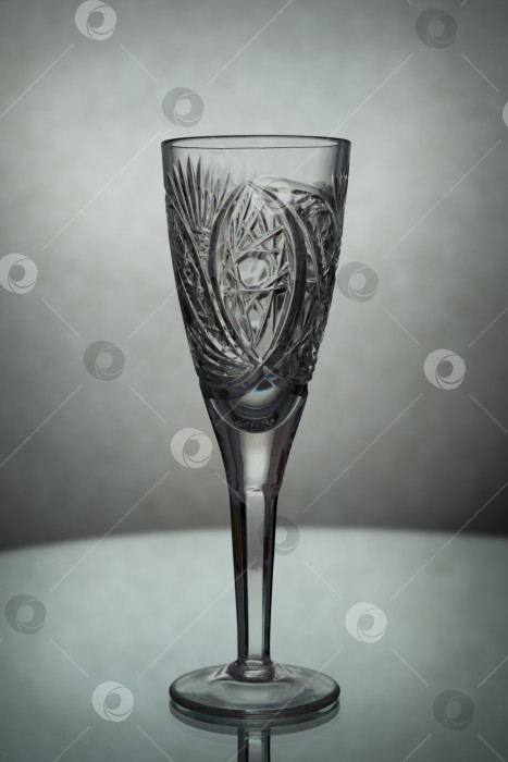 Скачать Вертикальный снимок пустого бокала для шампанского на сером фоне фотосток Ozero