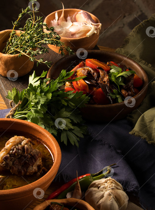 Скачать Вертикальный снимок шеф-повара, готовящего изысканный салат фотосток Ozero