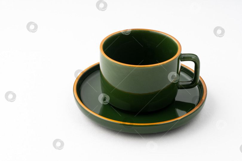 Скачать Набор из зеленой керамической тарелки и кофейной кружки на белом фоне фотосток Ozero