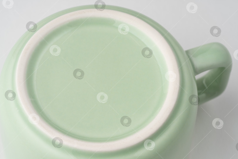 Скачать Снимок крупным планом нижней стороны чайной чашки пастельно-зеленого цвета фотосток Ozero