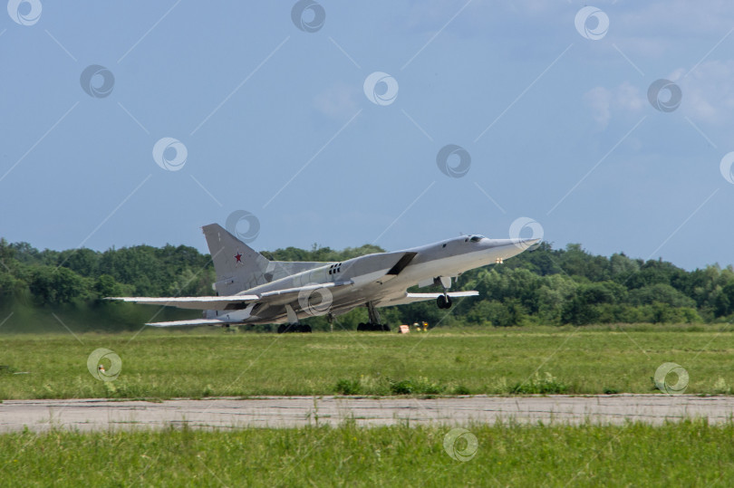 Скачать Самолет Ту-22М3 (НАТО - Backfire) - бомбардировщик-ракетоносец, взлетающий с бетонной взлетно-посадочной полосы. Подготовка к празднованию 100-летия Военно-воздушных сил России. фотосток Ozero