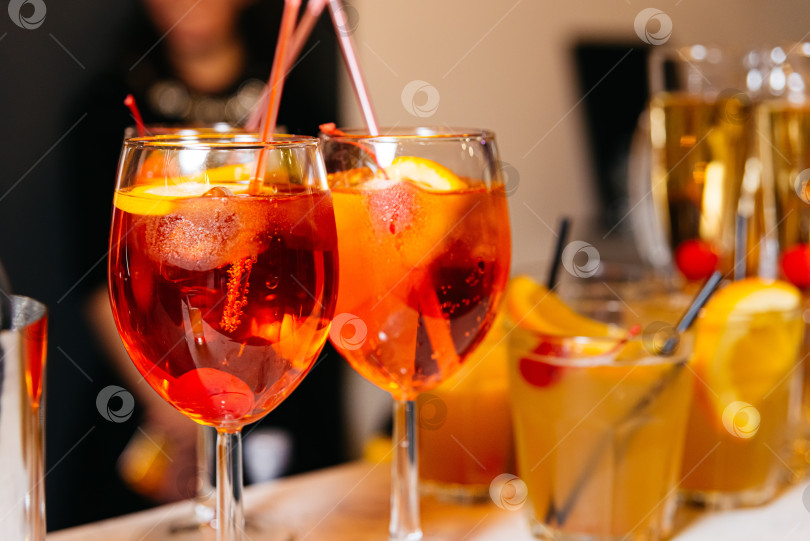 Скачать Коктейли Aperol Spritz крупным планом с гарнирами фотосток Ozero