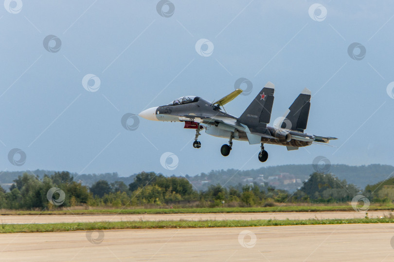 Скачать МАКС-2013. Советско-российский многоцелевой истребитель Су-30 (НАТО - Flanker-C) 4-го поколения с системой ракетного вооружения заходит на посадку на бетонную взлетно-посадочную полосу. Крупный план. фотосток Ozero