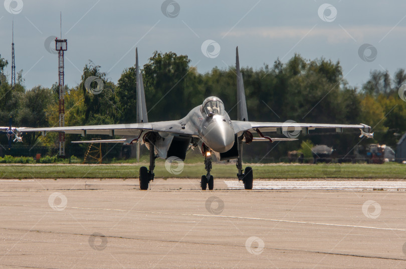 Скачать МАКС-2013. Советско-российский многоцелевой истребитель Су-35 (НАТО - Flanker-E) поколения "четыре плюс", плюс рулит по взлетно-посадочной полосе. Самолет крупным планом. фотосток Ozero