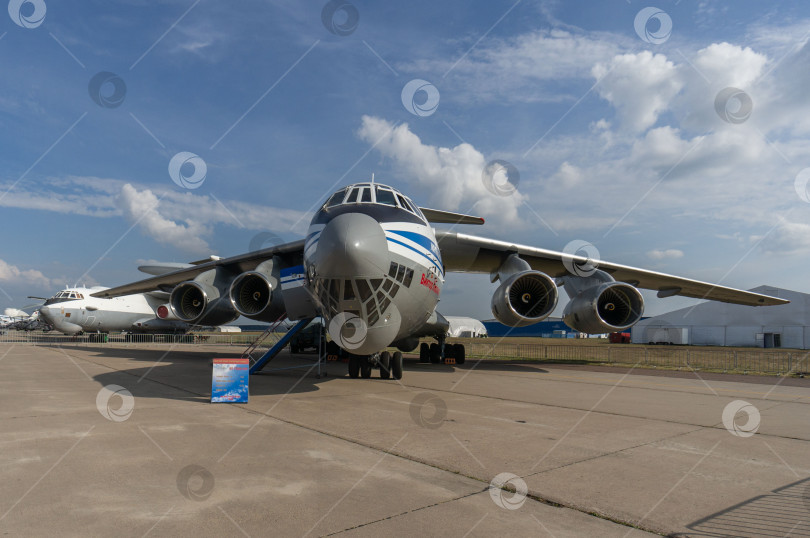 Скачать Военно-транспортный самолет Ил-76 МД-90А "Виктор Ливанов" на аэродроме летно-исследовательского института имени Громова. Авиасалон МАКС-2015. Ил-76МД-90А с двигателями ПС-90А на стоянке. фотосток Ozero