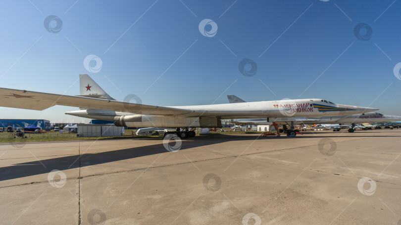 Скачать Сверхзвуковой скоростной стратегический бомбардировщик Ту-160 "Белый лебедь" (НАТО: Blackjack) на стоянке. На заднем плане ракетоносец Ту-22М3. МАКС-2015. Крупный план. фотосток Ozero