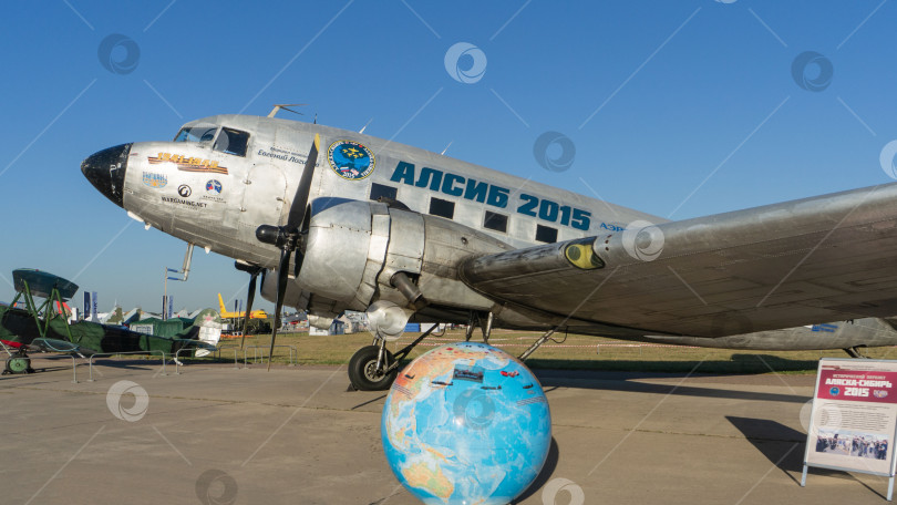 Скачать Американский двухмоторный пассажирский самолет Douglas DC-2 на статической стоянке. Компания Douglas Aircraft. Самолеты Второй мировой войны. AlSib. Русавиа на МАКС-2015. фотосток Ozero