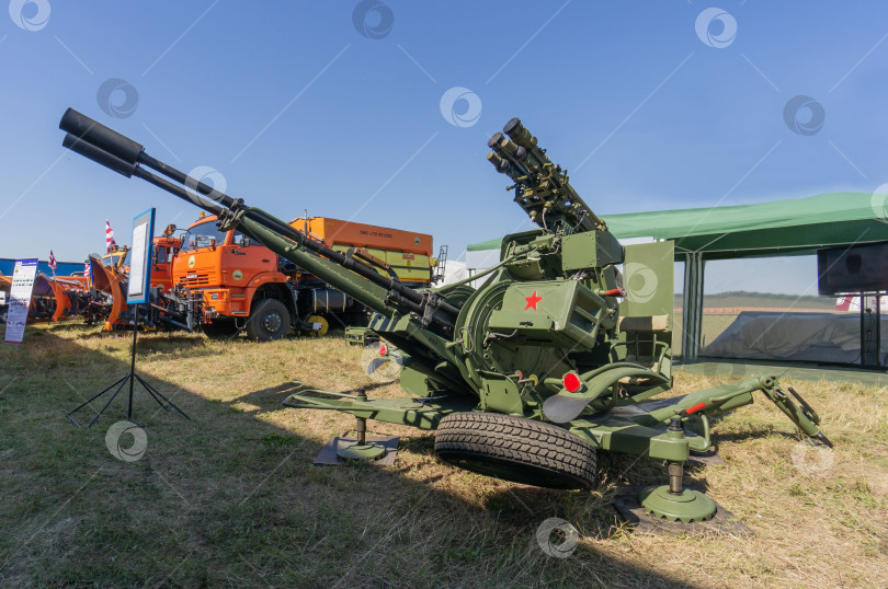 Скачать Спаренная зенитная установка ЗУ-23-2 для борьбы с низколетящими самолетами. Две спаренные авиационные пушки. Комплект "Стрелец" из двух ПЗРК типа "Игла". МАКС-2015. фотосток Ozero