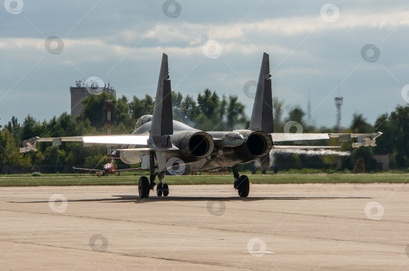 Скачать МАКС-2013. Советско-российский многоцелевой истребитель Су-35 (НАТО - Flanker-E) поколения "четыре плюс", плюс рулит по взлетно-посадочной полосе. Самолет крупным планом. фотосток Ozero